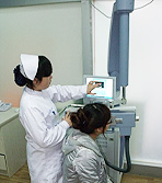 医生使用美国第二代Xtrac308nm准分子激光治疗仪检测病因